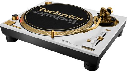 Hvit Technics SL-1200M7G vinylplatespiller, sett fra trekvart vinkel, med gullfarget tallerken og tonearm