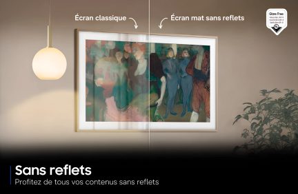 The Frame-tv med mat skærm uden reflekser sammenlignet med en klassisk skærm, hængt op på væggen i en beige ramme