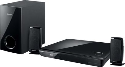 Sort Samsung HT-BD1220 hjemmebiografsystem bestående af en basrefleksboks, en Blu-ray-afspiller og to højttalere