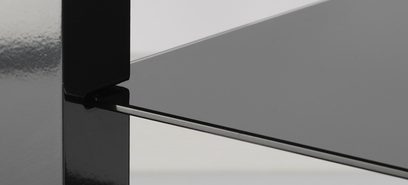 Norstone Design Piu ąžuolinė Hi-Fi spintele, detalus kampo vaizdas, rodantis dalį stalviršio ir matinio juodo kojelės