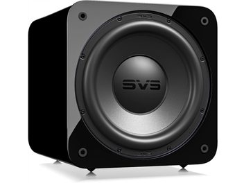 SVS SB-3000 R|Evolution magasfényű fekete mélyláda, háromnegyed elölnézetben, nagy, látható kör alakú hangszóróval