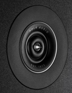 Diffusore Polk Audio R350 nero, vista frontale ravvicinata, altoparlante centrale circolare nero opaco, iscrizione "EST. 1972"