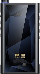 FiiO M15S audiophile-afspiller i sort aluminium, set bagfra let fra venstre, bagside i sortblåt facetmønstret glas, øverste volumenkontrol med blå LED-ring og tre sideknapper