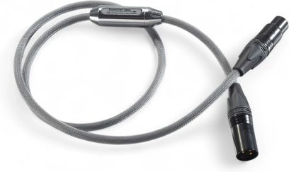 Siltech Explorer 180ix XLR-kabel, grå flettet strømpe, to sorte stik og cylindrisk metalmodul, set ovenfra