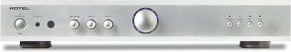 Integrerad stereo hi-fi-förstärkare Rotel A8 silver, frontvy, runda knappar, central ratt, svarta fötter, metallisk finish