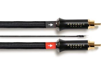 Kabel phono Advance Paris Link RCA 1,5 m, czarna pleciona osłona z nylonu, pozłacane wtyki RCA męskie z czarnymi cylindrycznymi obudowami z napisem „ADVANCE PARIS”, szare i czerwone pierścienie kierunkowe oraz dodatkowy przewód uziemiający, widok boczny w zbliżeniu