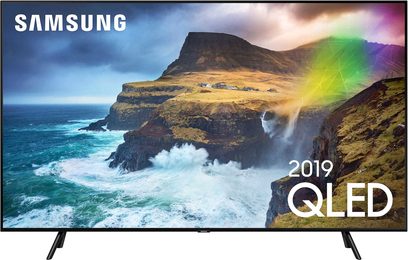 Samsung QE55Q70R QLED-tv, der viser et billede af klippekyster ved havet med store bølger og en overskyet himmel