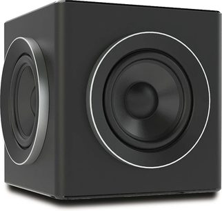 Subwoofer Sira L-1, cubo nero, angolo di vista in prospettiva, 3 altoparlanti circolari visibili con contorni argentati
