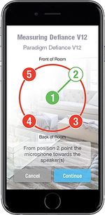 Smartphone zobrazující aplikaci pro měření nedůvěry V12 s instrukcemi pro umístění mikrofonu v místnosti