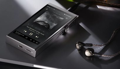 Astell&Kern SE180 sort audiofil afspiller i sort, touchskærm der viser brugergrænseflade, flettet kabel med sølvfarvede in-ear hovedtelefoner
