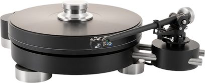 Mat siyah alüminyum Transrotor Max Nero TRA Studio yüksek kaliteli vinil plak çalar, kalın dairesel plak tabası ve gümüş renkli merkez kilitleme sistemi, silindirik blok üzerine monte edilmiş tüp şeklinde ton kolu ve yuvarlak metal ayaklar, üç çeyrek görünüm