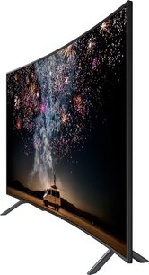 Televizor Samsung UE55RU7305 se zakřivenou obrazovkou zobrazující barevný ohňostroj na noční obloze, pohled zepředu