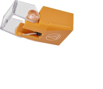 Diamant til Audio Technica AT-VMN30xEN pladespiller, med rektangulært hus i gul-orange plast, set i trekvart perspektiv forfra fra venstre, synlig metal-cantileverarm og gennemsigtigt beskyttelsesdæksel