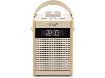 Radio de table Roberts Rambler Midi crème en plastique crème et panneaux latéraux effet bois clair, vue de face avec poignée arquée supérieure, bouton rotatif métallique sur le dessus, écran numérique noir et large grille perforée horizontale