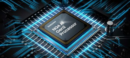 Vista cercana de un procesador rectangular negro con borde dorado, marcado como "Samsung NQ4 AI Gen2 Processor", rodeado de circuitos luminosos azules.