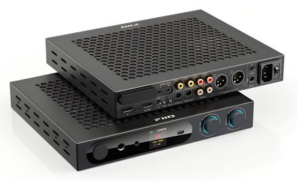 Due chassis audio neri impilati in metallo traforato, vista a tre quarti: quello superiore mostra sul retro connettori RCA, XLR, HDMI e alimentazione, mentre quello inferiore offre sul frontale uno schermo a colori, due prese per cuffie e due grandi manopole cerchiate di blu.
