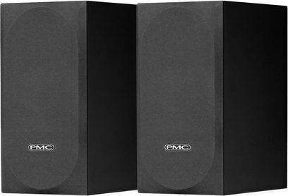 Δύο μαύρα ηχεία βιβλιοθήκης PMC Prodigy1, μπροστινή όψη, σε ανακλαστική μαύρη επιφάνεια, μαύρο φόντο