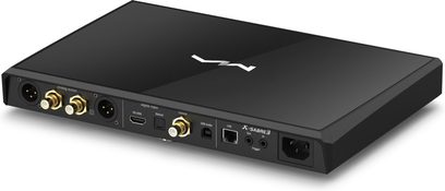 Síťový audio přehrávač Matrix Audio X-SABRE 3 v černém kartáčovaném hliníku, pohled ze tří čtvrtin zezadu, ploché tělo s bílým logem na horní straně, pozlacené výstupy XLR a RCA, porty HDMI, optický, USB a LAN, stejně jako napájecí konektor