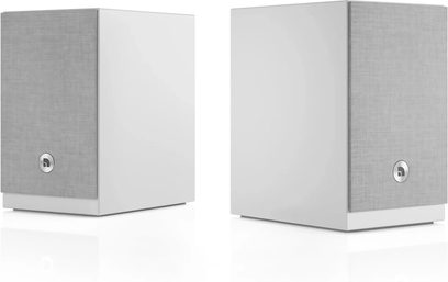Et par hvite Audio Pro A28 W-høyttalere med teksturerte grå fronter, sett fra trekvart vinkel