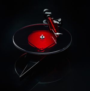 Piiratud väljaandega AC/DC hi-fi vinüülplaadimängija läbipaistva ümmarguse plaadialuse, punase aluse ning musta ja punase toonvarrega