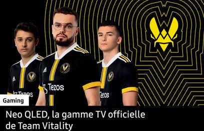 Tři muži v žluto-černých fotbalových dresech s logem "Vitality" stojící před černým pozadím s žlutým geometrickým vzorem