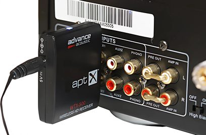 Czarny bezprzewodowy nadajnik Advance Paris WTX-500 z wejściami RCA, złączami jack i przełącznikami w zbliżeniu