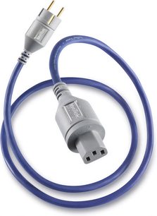 IsoTek EVO3 Premier 1,5 m blå strømkabel med grå IEC C13-stik og grå Schuko-stikprop, set forfra