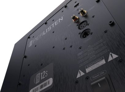 Касон на нискочестотен високоговорител Perlisten R12s, изглед под ъгъл, черна повърхност, златни конектори, предупредителни етикети, превключвател