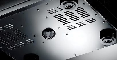 Černý domácí kino zesilovač Yamaha RX-A2A, detailní pohled na horní stranu s ventilačními mřížkami a ovládacími tlačítky