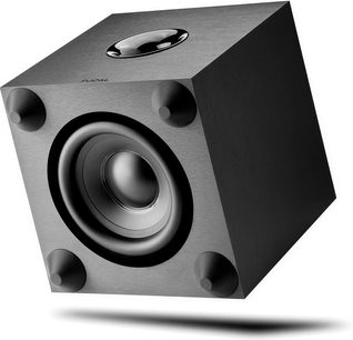 Subwoofer Focal CUB Evo černý, pohled zepředu v perspektivě, krychlový tvar, uprostřed černý kruhový reproduktor