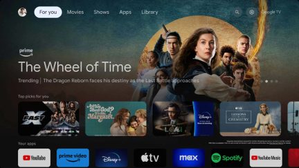 Digitální rozhraní v tmavě modrozelených tónech, pohled zepředu, velká centrální bannerová série „The Wheel of Time“ na texturovaném pozadí s řadami barevných miniatur streamovacích aplikací zarovnaných pod ním