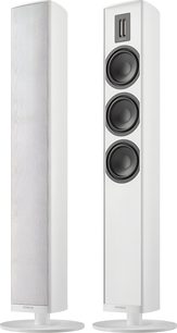 Witte Piega Premium 701 Gen2 vloerstaande luidsprekers, één met frontrooster, één die de ribbon-tweeter en drie zwarte drivers laat zien