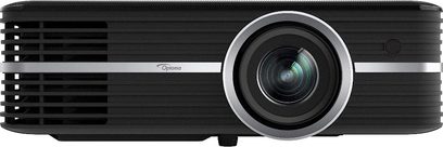 Optoma UHD370X sort videoprojektor, set forfra, linse i midten omgivet af en sølvfarvet ring, ventilationshuller på siderne