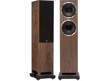 Par Fyne Audio F501S gulvhøjttalere i valnød, set forfra, én med sort frontgrill, to enheder, frontportet