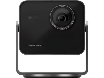 Juodas Leica Cine Compact vaizdo projektorius, vaizdas iš priekio, kvadratinis formatas su dideliu objektyvu viršuje dešinėje