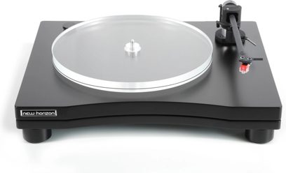 New Horizon 202 sort pladespiller med AT-VM520EB pickup, set lidt fra siden ovenfra, sølvfarvet pladedrev, sort tonarm