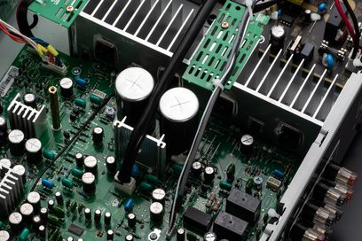 Denon PMA-900HNE svart stereo hi-fi-forsterker sett ovenfra, med synlige elektroniske komponenter og kjøleribber
