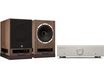Par Fyne Audio-høyttalere i valnøttutførelse med sølvfarget Musical Fidelity M2si stereoforsterker