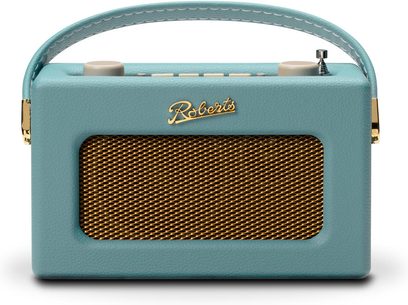 Rádio Roberts Revival Uno BT v barvě světle modré, obdélníkový kryt potažený zrnitou umělou kůží, zlatá kovová mřížka na přední straně, zlaté logo a ladící obloukovitá rukojeť, krémové ovládací prvky viditelné na horní straně, pohled zepředu