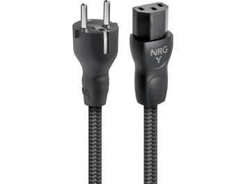 Suure lähedusega esivaade Audioquest NRG-Y3 2 m pikkusest võrgukaablist musta värvi, mustade plastikühenditega (Schuko kahepoolne pistik metallkontaktidega ja IEC C13 pistikuga, millel on märgitud "NRG Y"), musta nailonist punutud väliskattega ševronmustriga.