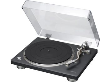 Черен грамофон Denon DP-500BT, изглед от три четвърти, с отворен прозрачен капак и сребристо рамо на дозирането