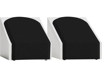 Par hvide Dolby Atmos-højttalere Monitor Audio Silver AMS 8G med sorte frontgitre, set fra trekvart vinkel
