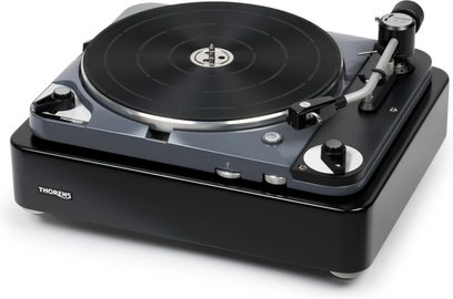 Thorens TD 124 DD siyah plak çalar, 45° açıdan üstten görünüm, plak tablası, okuma kolu ve kontroller görünür
