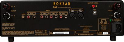 Integrovaný hi-fi stereo zesilovač Roksan Blak, čelní panel v černé barvě s konektory, tlačítky a displejem, pohled zepředu
