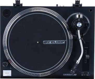 Platan vinil hi-fi Reloop RT-1 BT văzut de sus, cu platou circular negru, braț argintiu curbat și comenzi laterale
