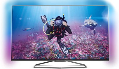 Philips 55PFK7509 tv der viser en fantasifuld undervandsscene med en dykker og hajer