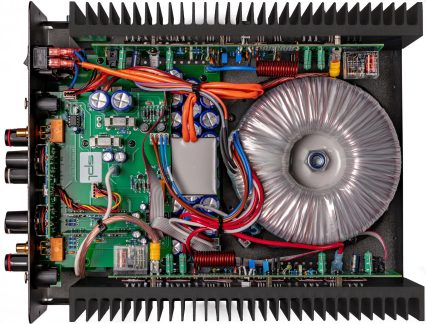 Vista interna di un amplificatore audio SPL con trasformatore toroidale, scheda elettronica e dissipatori neri