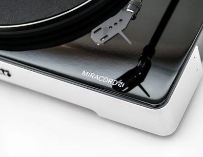 Elac Miracord 60 sort vinylpladespiller, tæt på fra trekvarts vinkel, sort blank overflade, metal tonearm