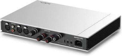 Matrix Audio Element P2 sølvfarget effektforsterker i aluminium, trekvart bakfra, svart bakpanel med RCA- og XLR-innganger, rød/svarte høyttalerterminaler, IEC-strømkontakt og store sideventilasjonsrister