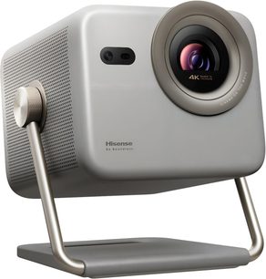 Hisense M2 PRO videoprojektor i metallisk grå aluminium, sett fra trekvart vinkel foran med stort mørkringet 4K-objektiv, mikroperforert sideventilasjon og matchende vippbart rørformet stativ